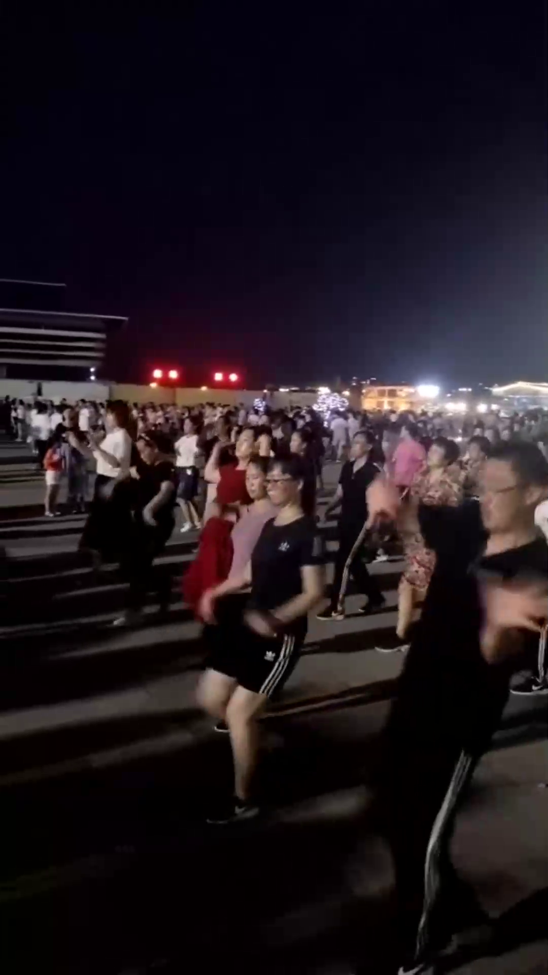 黑寡妇疯狂做爱高潮浜，激情四射的夜晚，令人窒息的快感体验