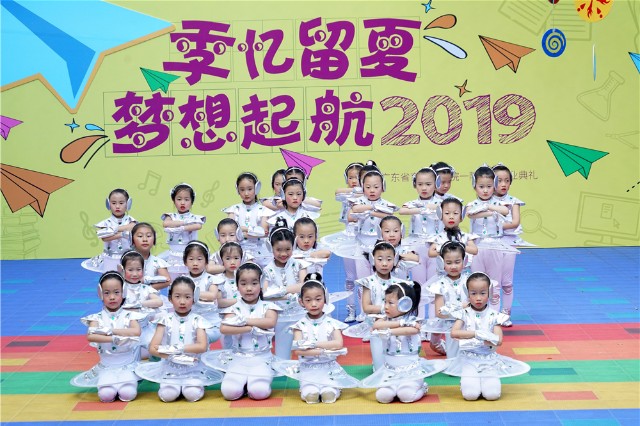 少女来春绽放青春光芒，梦想启航的季节，温暖心灵的美好时光