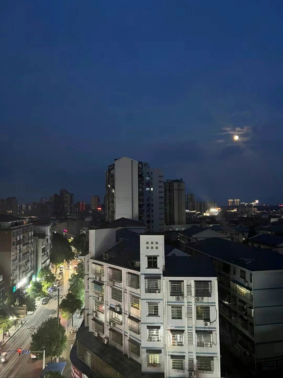 夜色波多下的浪漫漫步，沉醉海滨夜景，感受城市夜晚的温柔
