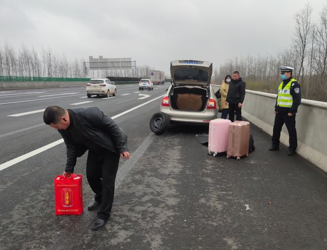 边添小泬边狠狠躁公交车上疯狂飞驰，乘客尖叫，司机狂飙，路人目瞪口呆