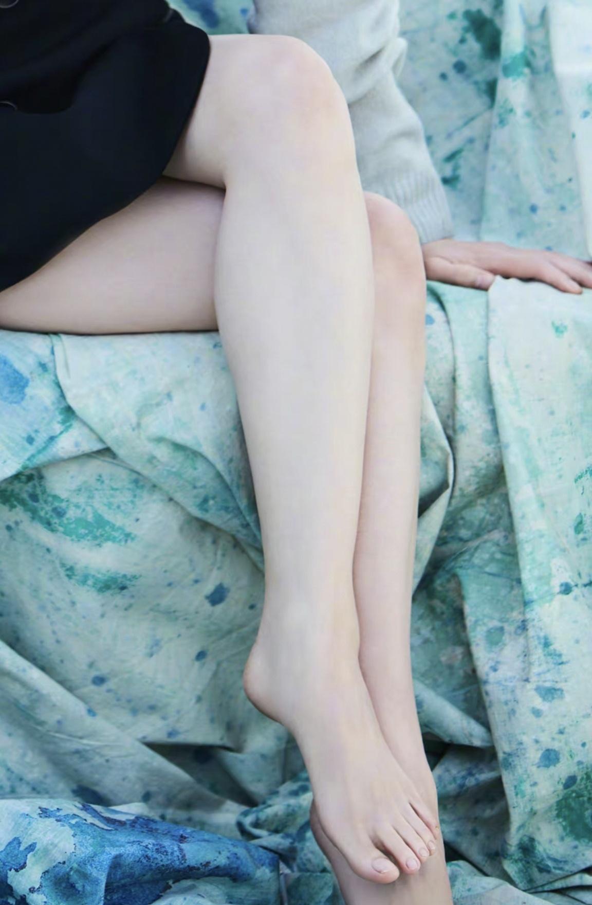 熟女美脚魅力无限，优雅气质尽显，成熟女性足部护理秘籍