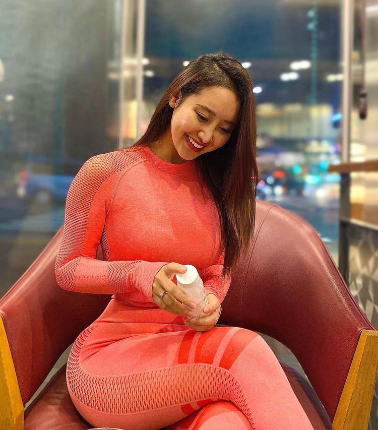 蜜桃无码人妻丰满诱惑，熟女风情，欲罢不能的视觉盛宴