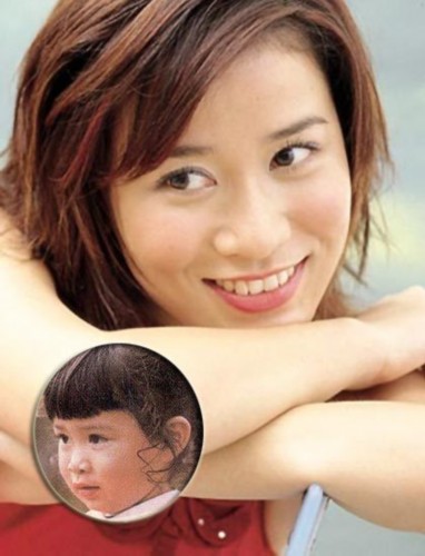 裸体福照浜小女孩纯真童年，海边嬉戏瞬间，自然光影捕捉美好回忆