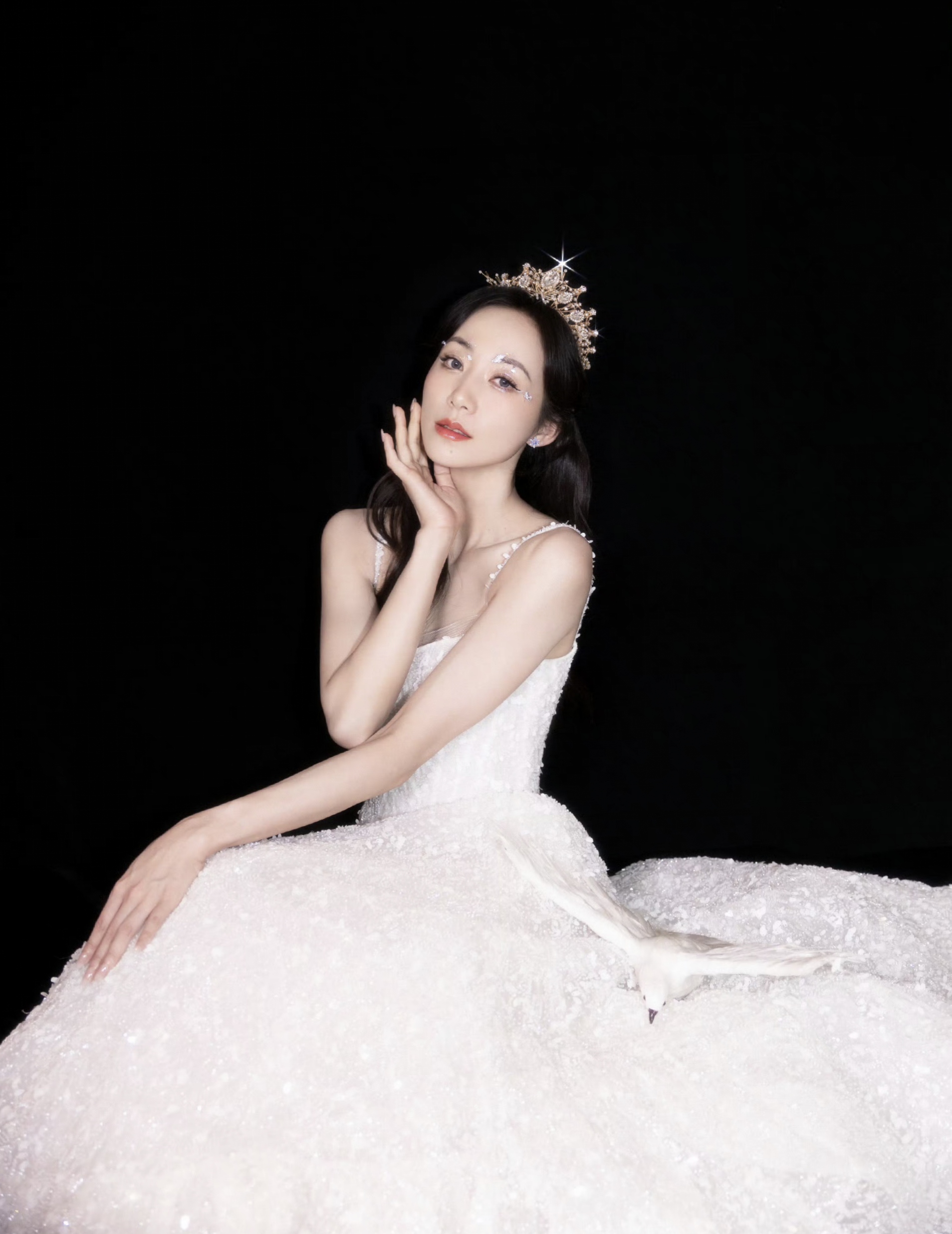 美女爱生活更精彩，自信优雅绽放魅力，温柔善良打动人心