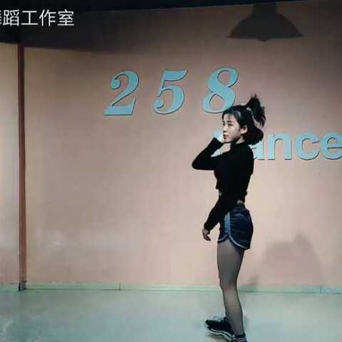 黄色a级抖音火爆热舞挑战赛，创意舞蹈视频，热门音乐推荐，轻松涨粉秘籍