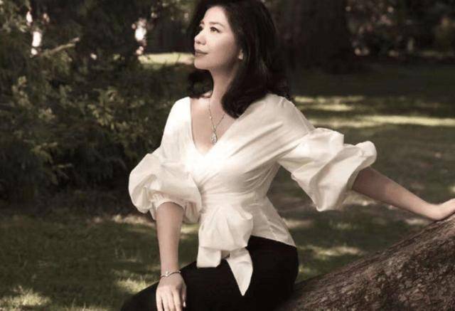 精品久久熟女丝袜魅力尽显，优雅风情，展现成熟女性独特韵味