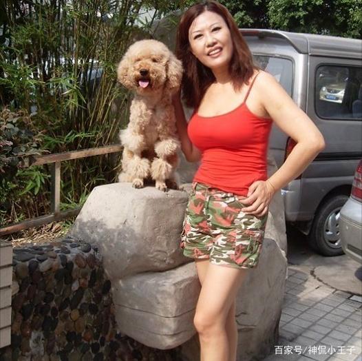 丰滿老熟婦HD魅力無限，成熟風采盡顯，歲月沉澱優雅韻味