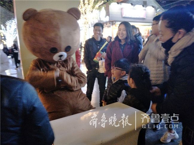 老太玩得嗷嗷叫浜边游戏引发围观，欢乐场面逗乐路人，网友直呼太会玩