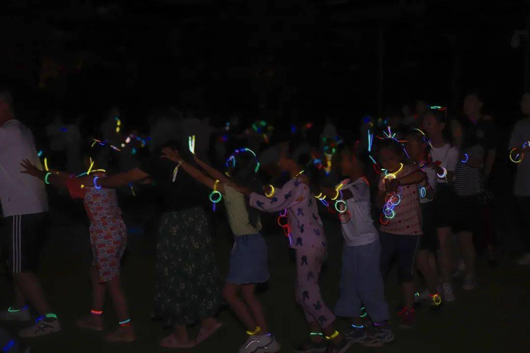 2.篮球场下雨天女同学嬉戏，青春洋溢，欢声笑语回荡，湿滑地面也挡不住热情