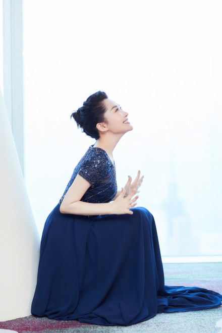 六月婷婷成人绽放夏日风情，优雅自信，尽显成熟魅力