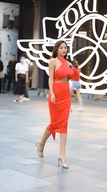 少妇又騷奶又大浜引热议，网友直呼顶不住，这身材太火辣