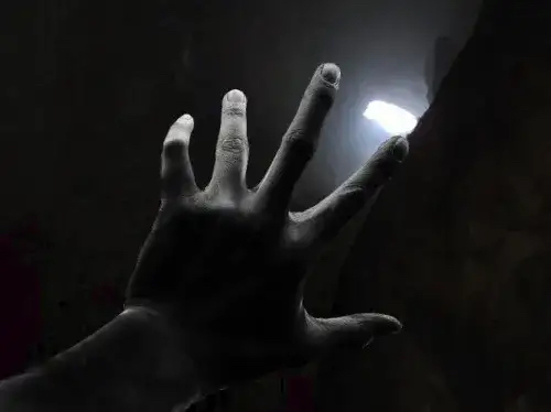 午夜持黄惊魂街头迷案，真相扑朔迷离，谁在黑暗中操控一切