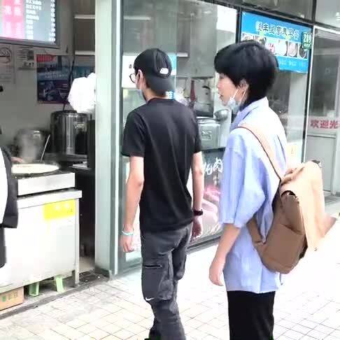 美国女孩成年毛视频揭秘成长故事，探索青春蜕变，感受真实生活瞬间