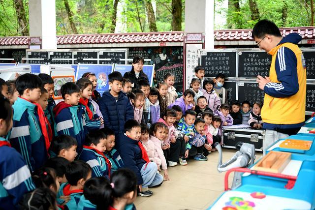 *丁香五月日老师的教学风采,温暖如五月阳光,点亮学生梦想* *丁香五月日老师的教学风采,温暖如五月阳光,点亮学生梦想*
