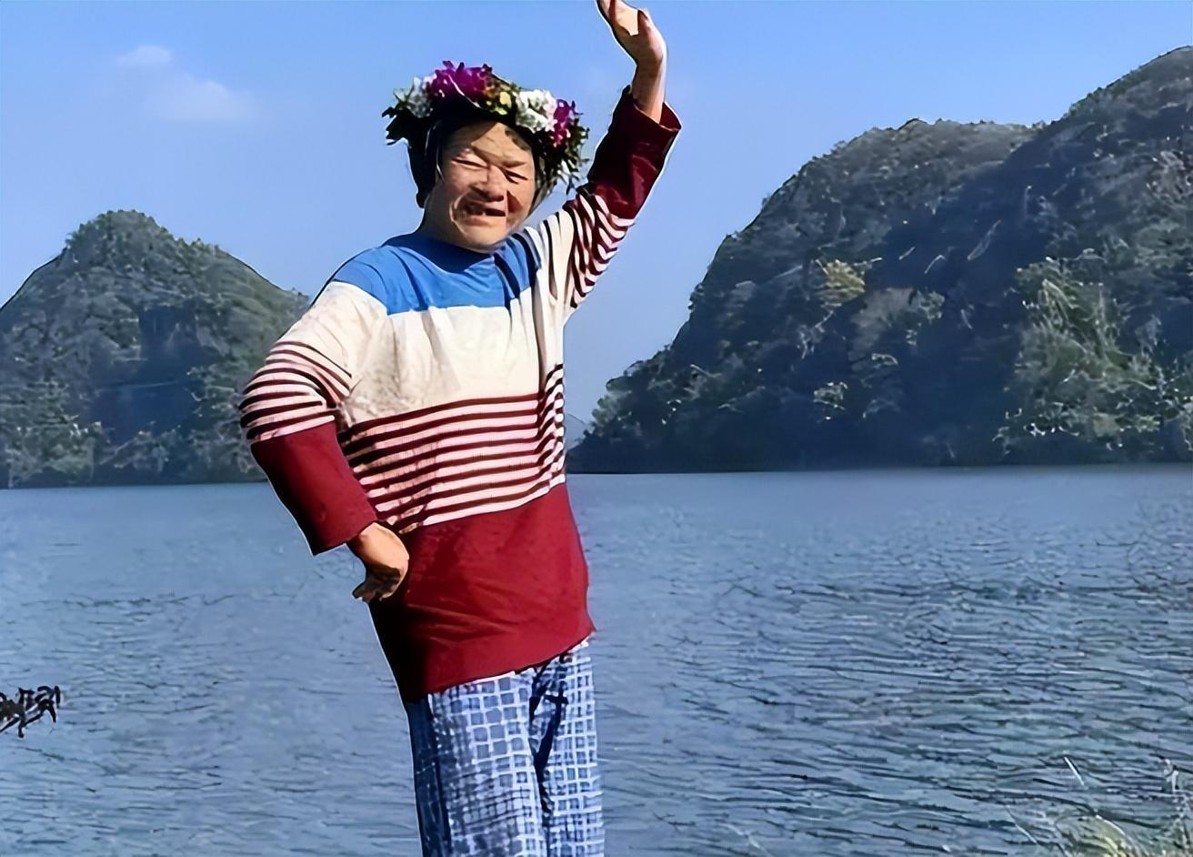 自由奔放的东北老太婆浜边生活，洗衣唠嗑，唱响夕阳红岁月