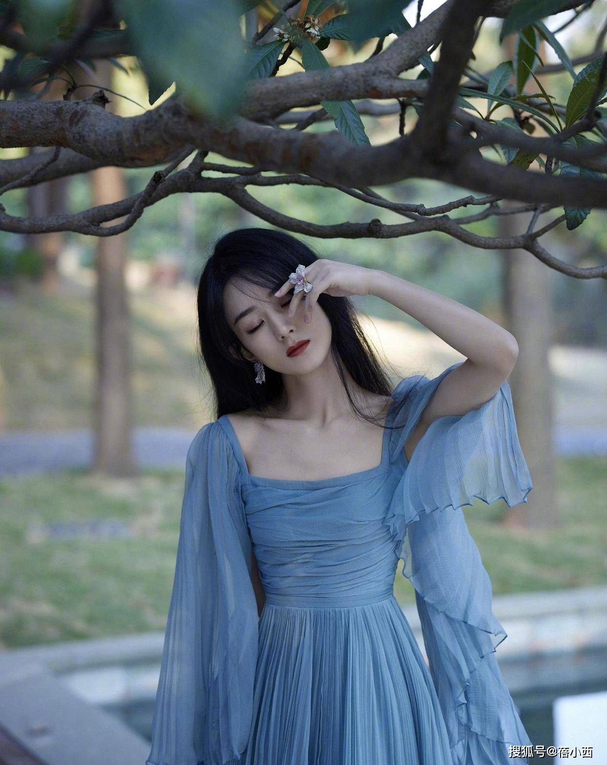 法国老熟妇的优雅魅力，岁月沉淀的风情，迷人韵味永存心间