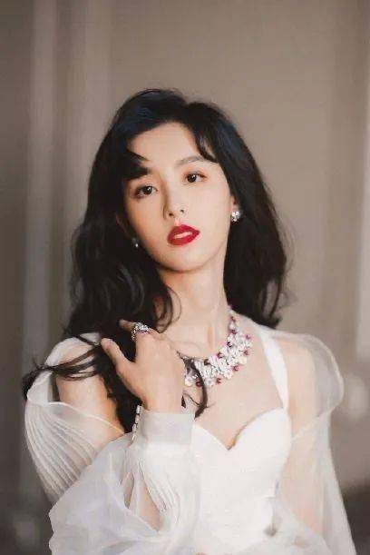 美女又色撩人风情万种，魅力四射惹人醉，性感诱惑无法抵挡