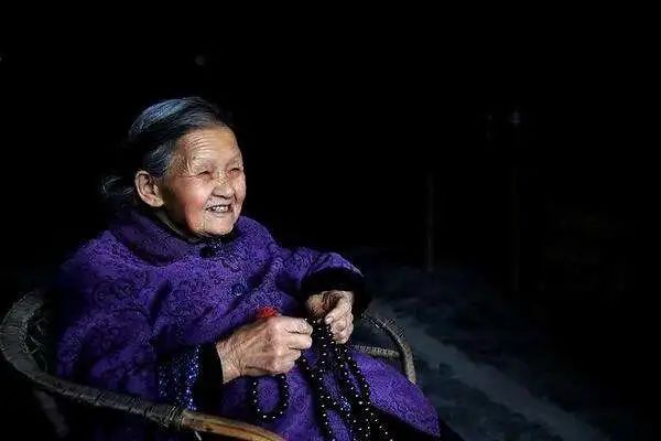 6070老太婆老太婆的生活智慧与养生秘诀，健康长寿，快乐晚年