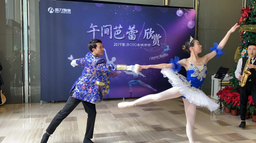 印度熟女视频展现成熟魅力风情，优雅舞姿动人，精彩瞬间不容错过