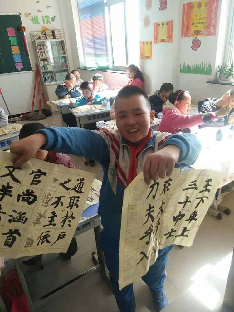 妇女久久自强不息绽放光芒，新时代女性力量，书写精彩人生篇章