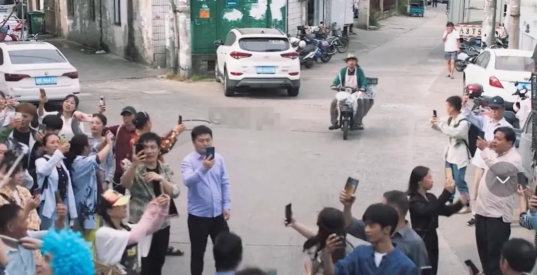 无遮挡男女一进一出视频真人浜火爆全网，真实场景引发热议，网友直呼太刺激