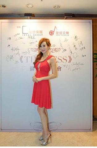 熟女丝交魅力无限，优雅风情尽显，成熟女性丝袜诱惑写真