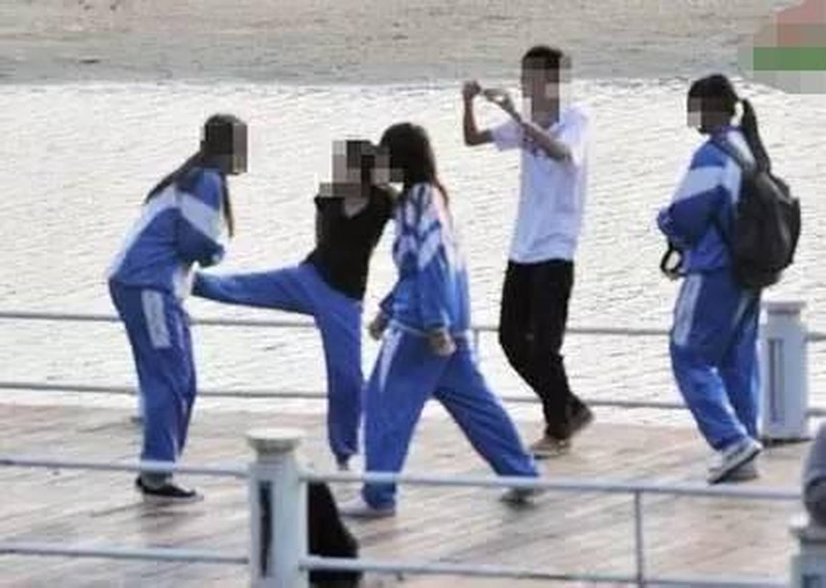 女学生偷拍视频AAAA片引发争议校园安全受质疑,涉事学生被调查,家长要求加强管理 女学生偷拍视频AAAA片引发争议校园安全受质疑,涉事学生被调查,家长要求加强管理
