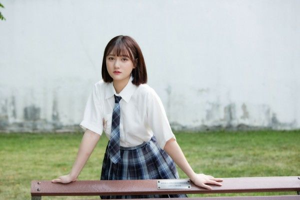 2.双乳丰满女学生浜崎真绪，青春洋溢校园风，甜美性感写真集