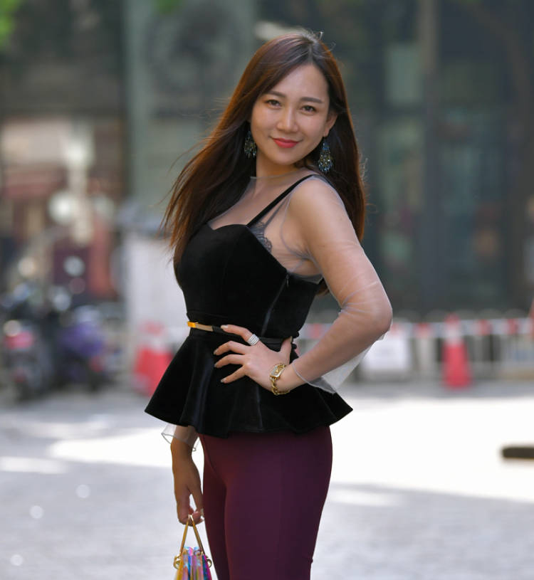 人妻丝袜诱惑，性感魅力无法挡，成熟风情尽显