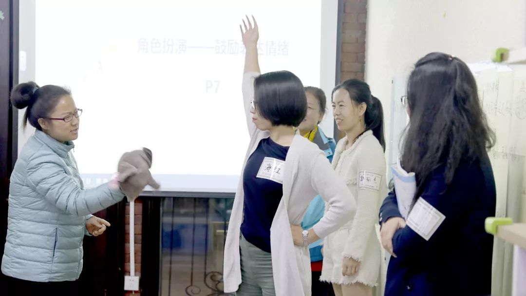 中国少妇网站分享生活情感与时尚穿搭指南，交流育儿经验，探索家庭幸福秘诀