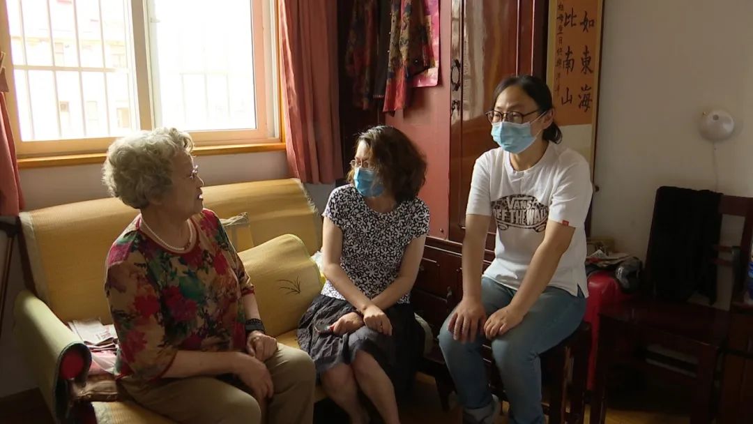 1.年轻人操老太太视频引发热议