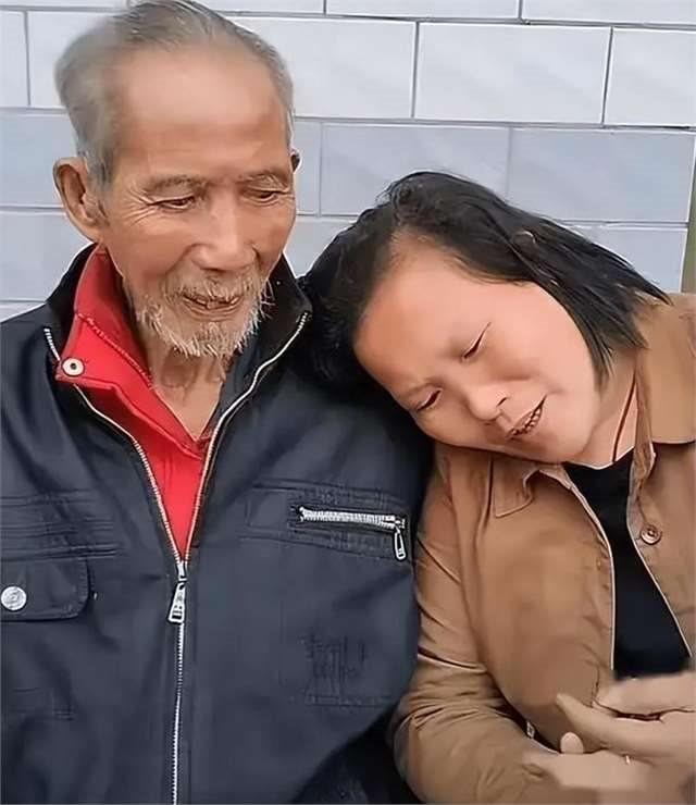 老头日老女人引发热议，探讨老年情感需求，社会关注度持续升温