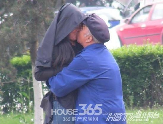 公厕偶遇帅老头激情囗交A片，真实偷拍，网友热议，尺度惊人