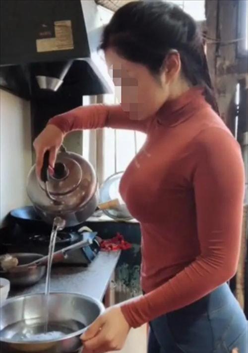 偷拍熟妇AV真实记录，人妻私密生活曝光，深夜激情片段外泄