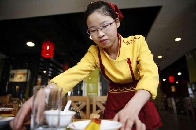中国女人服务员职场奋斗故事，展现服务行业真实面貌，温暖与坚韧并存