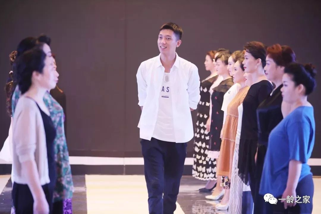 强伦轩办公室女教师HD高清实拍，展现职场魅力，优雅与专业并存