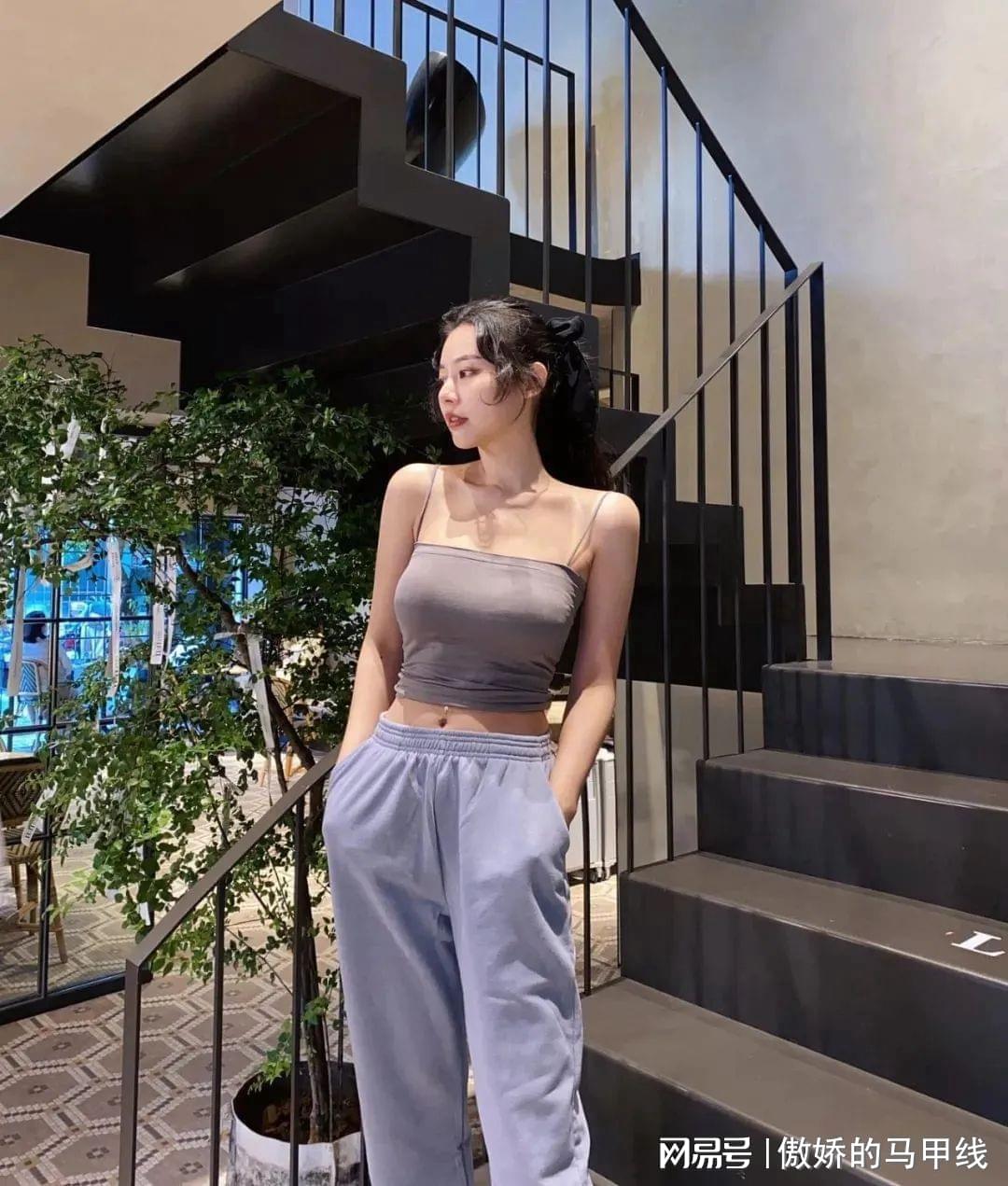 欧美丰满多毛熟妇XXXXx性感诱惑，大胆写真，火辣身材曲线尽显