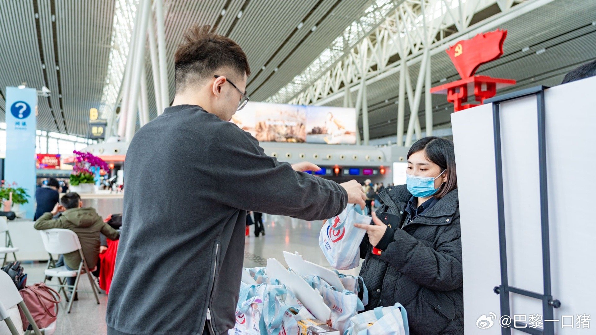 迪拜机场重新开放，旅客喜迎新航站楼，全球航班恢复运营