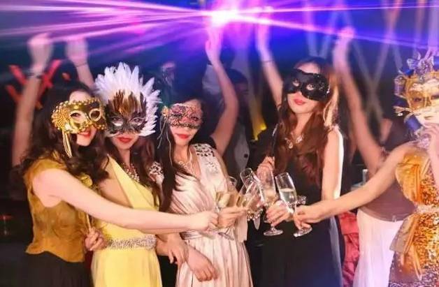 欧美双男激情A片浜，火热对决引爆欲望，深夜独享成人盛宴
