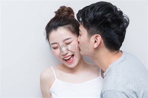 男生女生甜蜜互动瞬间，校园恋爱小视频，青春故事暖心记录