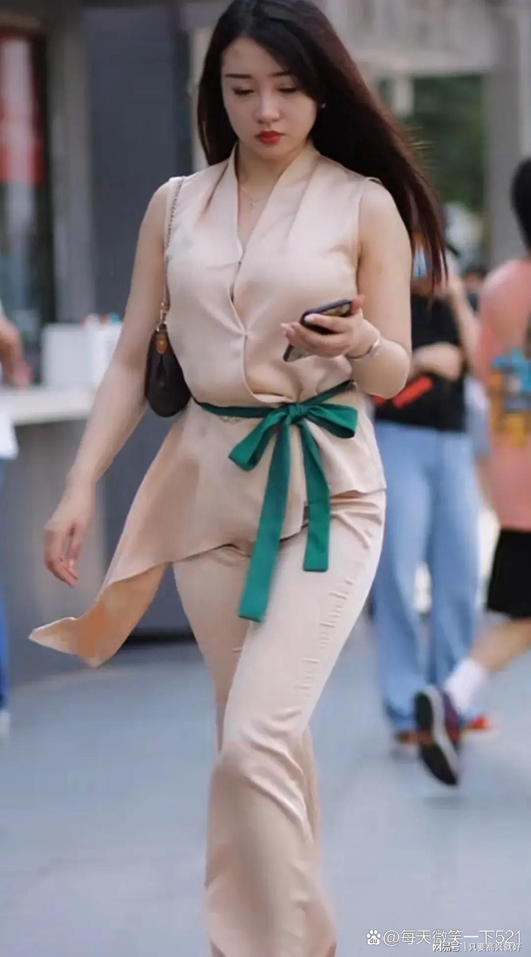 人妻丝袜诱惑，性感魅力无法挡，成熟风情尽显