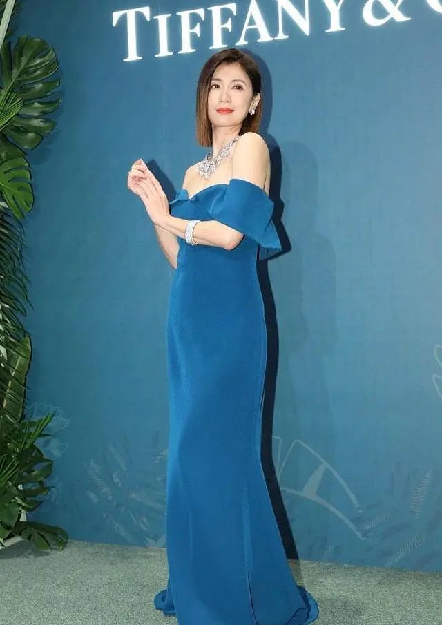 成熟丰满人妻一区二区魅力尽显，人妻风情诱人沦陷，轻熟韵味点燃欲望