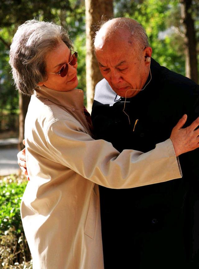 老肥熟夫妻携手共度余生恩爱如初白头偕老