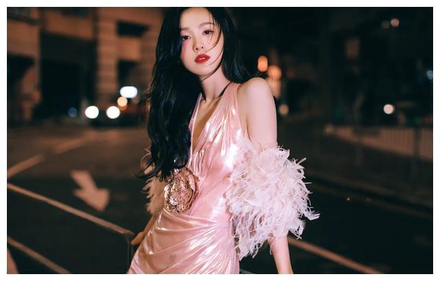 苏曼女神VK浜惊艳亮相，绝美舞姿引爆全网，神秘魅力征服观众