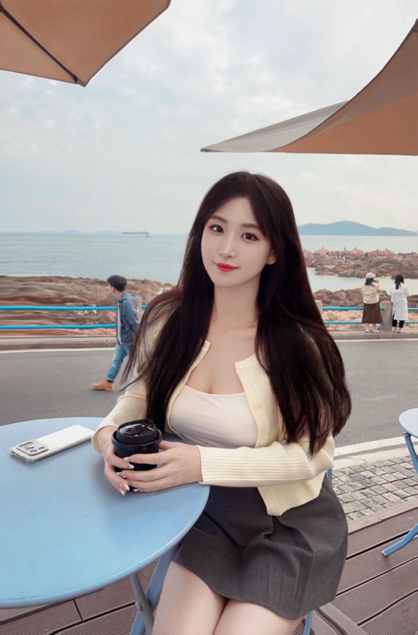 胸大美女和男生在浜边邂逅，浪漫故事悄然展开，心跳加速的夏日恋曲