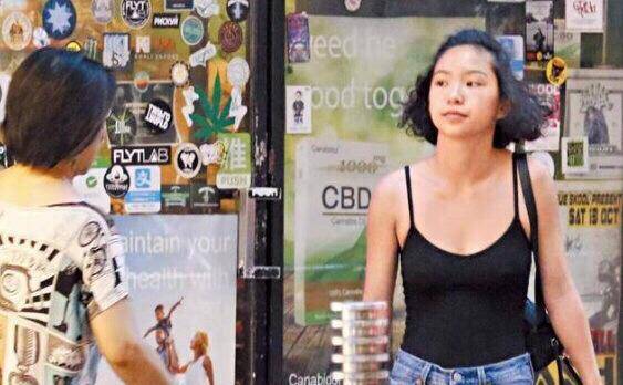 中年阿姨凹凸激情绽放岁月风华，自信魅力闪耀人生舞台，成熟女性活出精彩自我