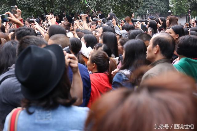 2.老太脱裤子让我进去，路人围观热议，现场混乱不堪，警方介入调查