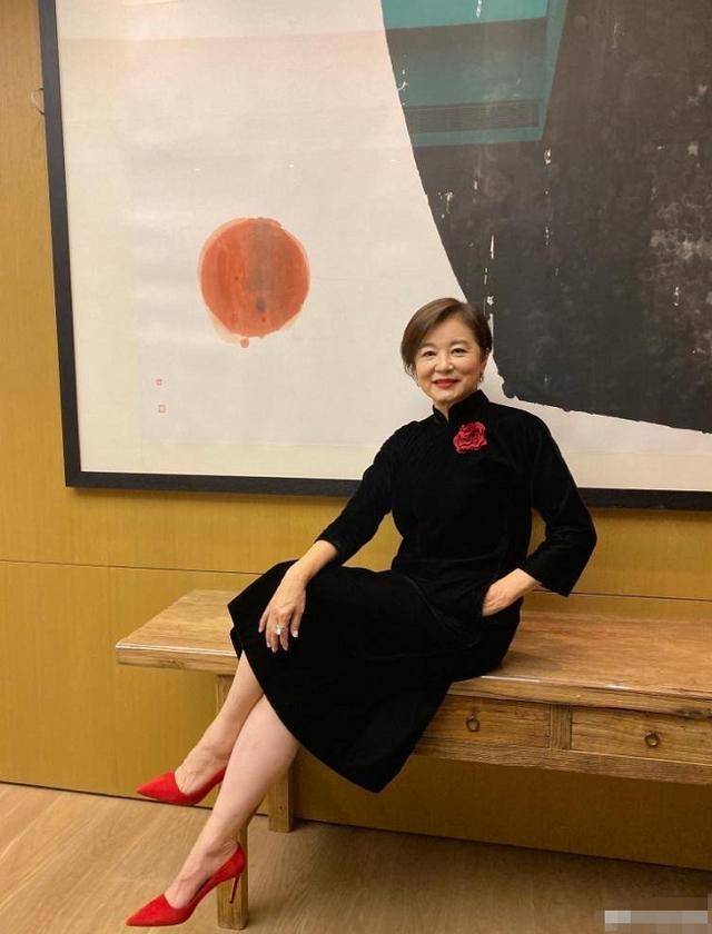 丰满老熟女一区二区三区魅力绽放，成熟女性风采尽显，探索不同区域的独特韵味
