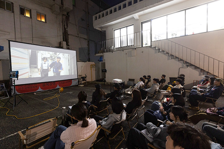 凌晨3点日韩黄视频揭秘深夜禁忌内容，探索隐秘观影文化，解锁亚洲深夜频道