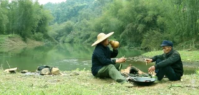 中国大爷的日常生活，传统与现代交融，展现独特魅力